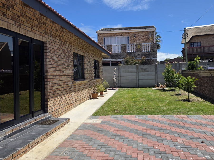 3 Bedroom Property for Sale in Wavecrest Eastern Cape